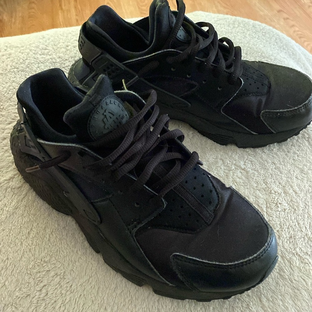 Women’s air huarache run sneakers in black size 8.5